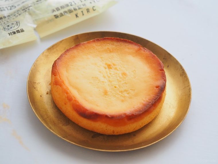ギャップに戸惑う!ローソン「くちどけなめらかチーズケーキ」は味と食感の差が予想外の画像