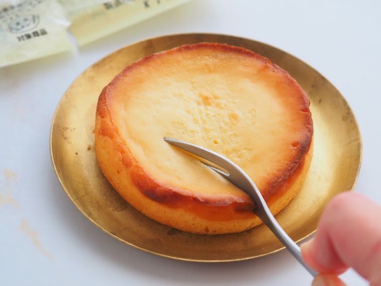 ギャップに戸惑う!ローソン「くちどけなめらかチーズケーキ」は味と食感の差が予想外の画像