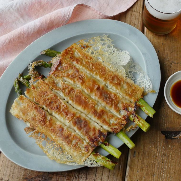 グレーのオバール皿に盛られたアスパラガスの大葉餃子