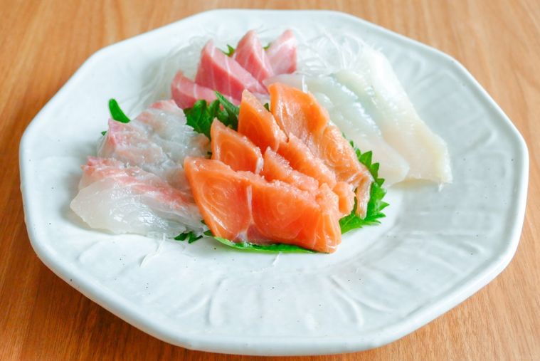 すぐにまねできる！簡単な「刺身の盛り付け方」とおすすめの添えものの画像