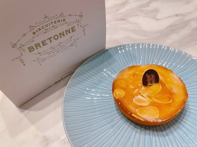 水色の皿にのったガトー・ナンテオリジナルとロゴ入りの箱