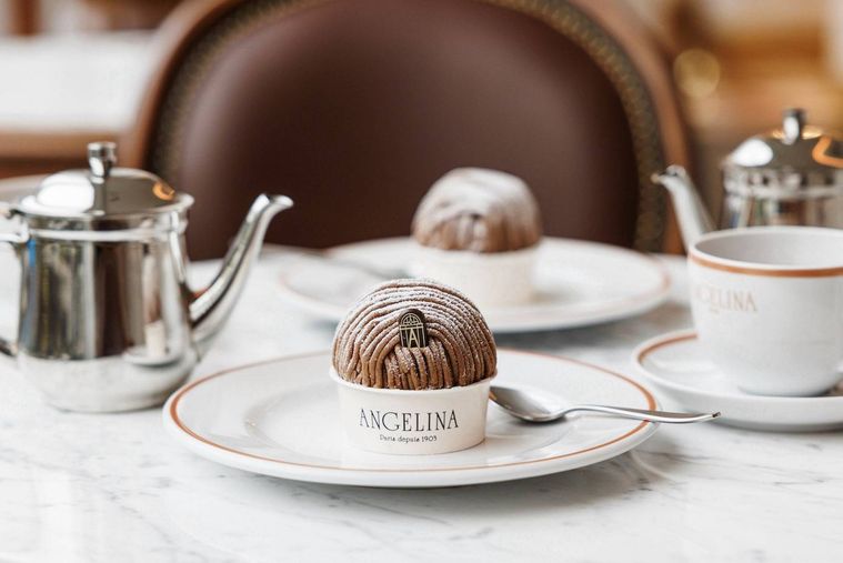 洗練されたカフェのテーブルに置かれたモンブラン