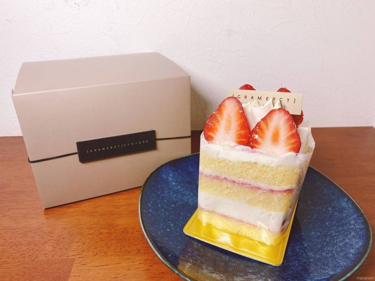 青い皿にのったスクエア型のグラマシーニューヨーク