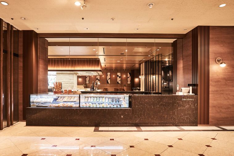 洗練されたブラウン調のパティスリーの外観