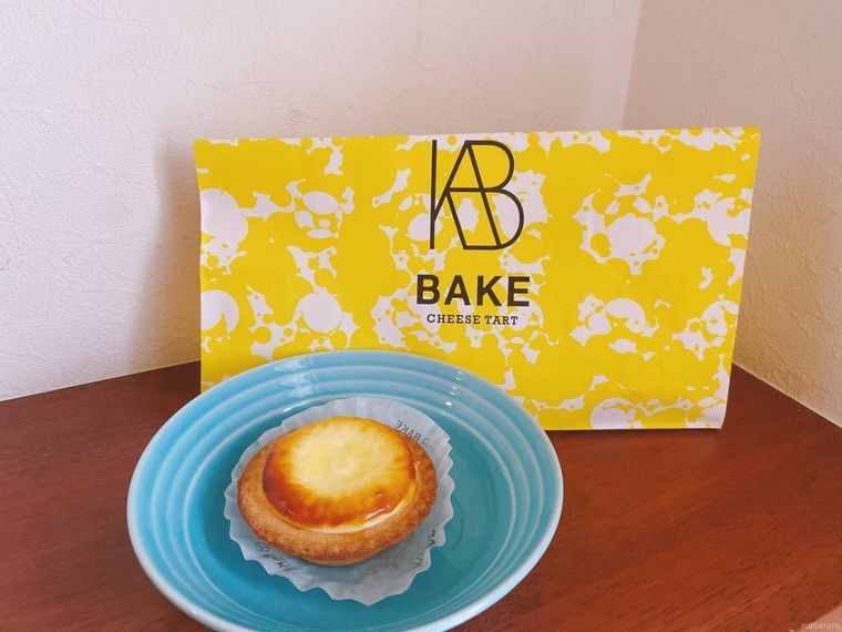 水色の皿にのったチーズタルト