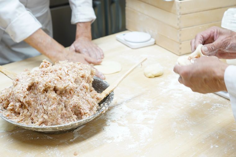 豚饅を作っているシーン