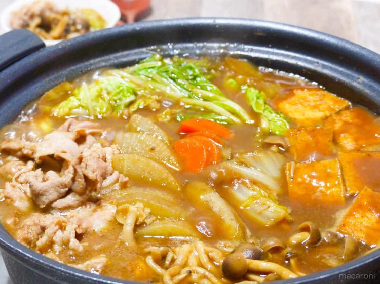 黒い鍋に入った、カレールーで作るカレー鍋