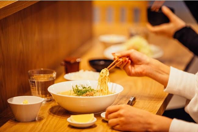 豆富食堂で食事をする人