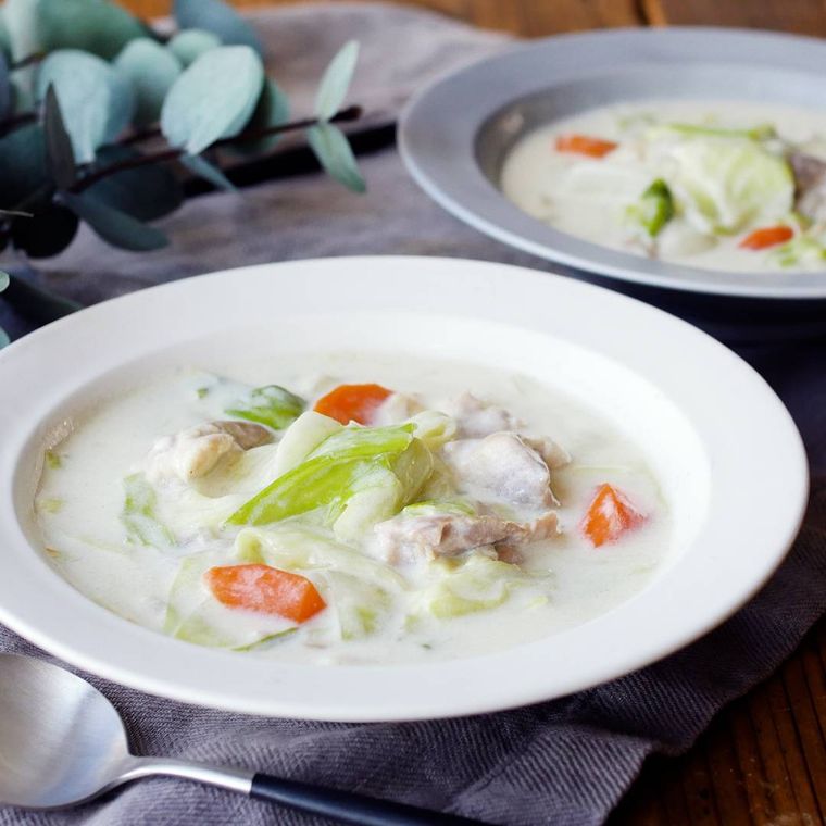 白い深皿に鶏肉とキャベツのシチューが入っている