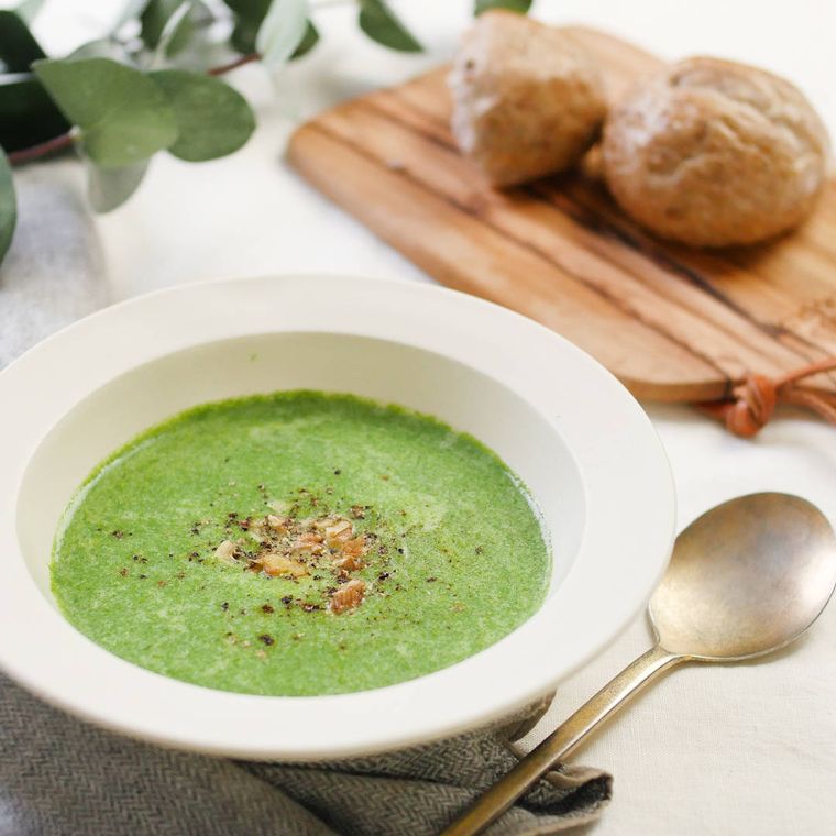 深皿にほうれん草と玉ねぎのポタージュが入っている