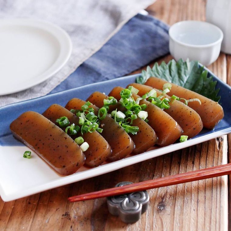 長方形の皿にこんにゃくのしょうゆ漬けがのっている