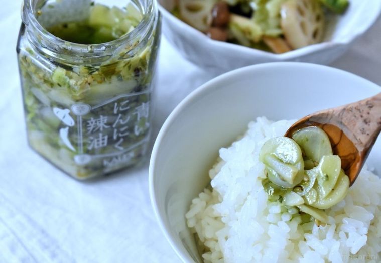 青いにんにく辣油のボトル、にんにく辣油をのせたごはん