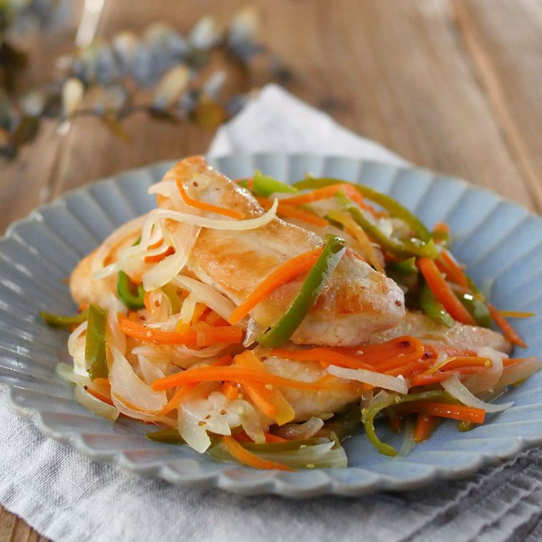 水色の皿に盛り付けられた鶏ささみのマスタードマリネ