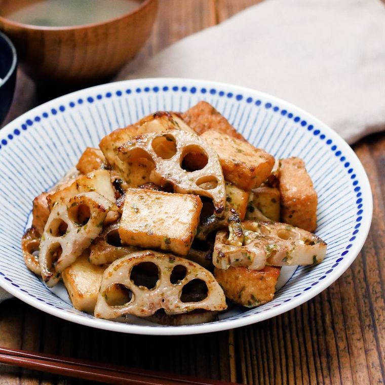 青い柄が入った白い皿に盛り付けられたれんこんと厚揚げの海苔マヨ炒め