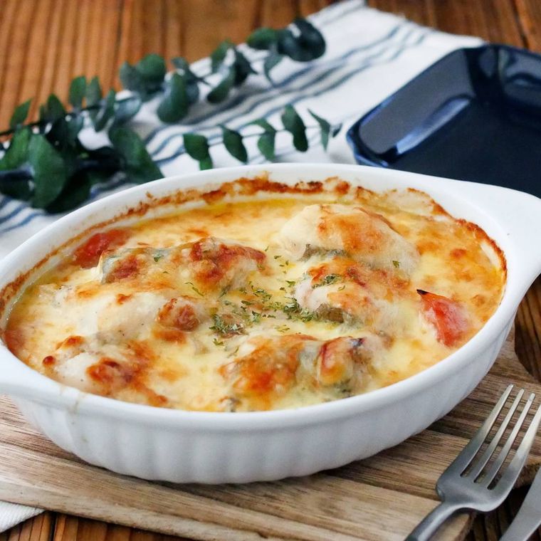 白いグラタン皿に盛り付けられたたらのトマトチーズ焼き