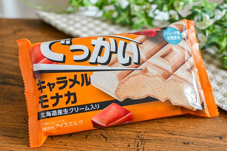 大きさに驚愕!ファミマ「でっかいキャラメルモナカ」には本格味のヒミツがあった…【365日アイス女子】の画像