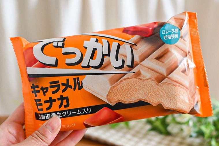 ファミリーマートのでっかいキャラメルモナカのパッケージを持っているところ