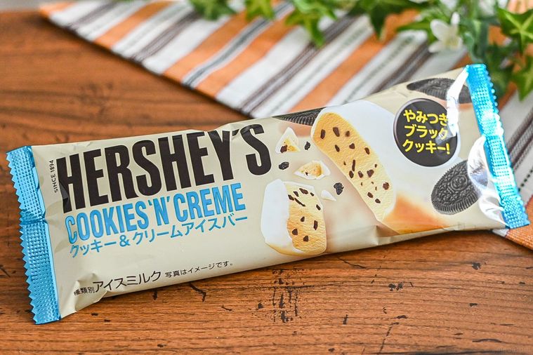 HERSHEY'Sクッキー＆クリームアイスバーのパッケージ