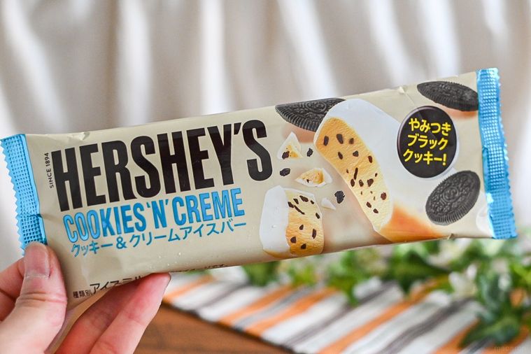 HERSHEY'Sクッキー＆クリームアイスバーのパッケージを持っているところ