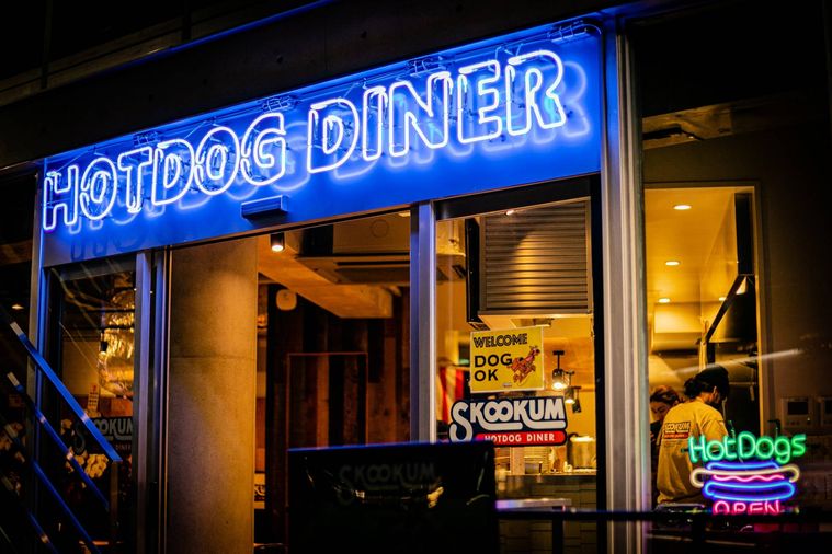 SKOOKUM HOTDOG DINERの店舗外観画像