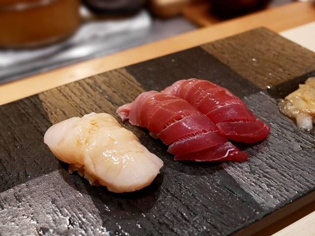 ホタテとマグロの寿司が並んでいる様子