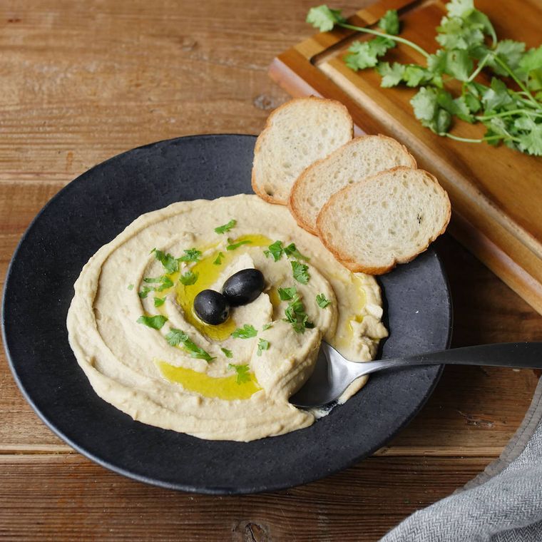 黒い器に盛られたフムス