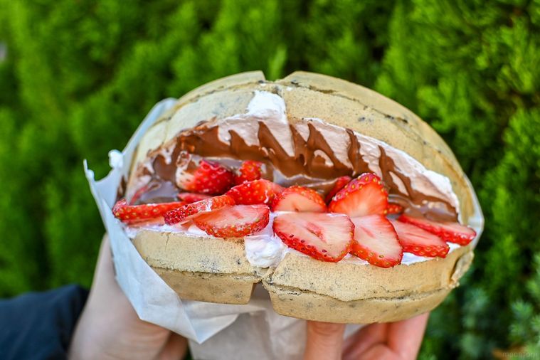 いま話題の新大久保食べ歩きグルメ5選!最新韓国ワッフルから台湾の謎スイーツ「地瓜球」までの画像