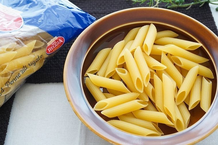 ゆでる前のペンネをお皿に盛り付けた写真