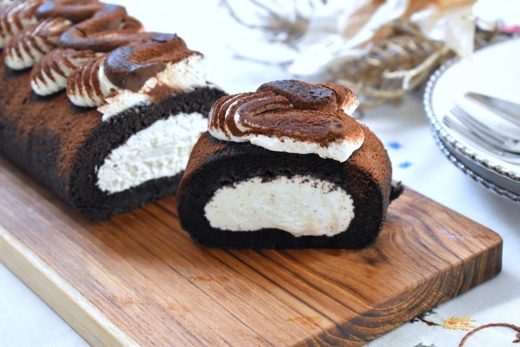 千円台で買えるクリスマスケーキ!? 成城石井「ティラミスロール」はチーズ×チョコの罪深い味の画像