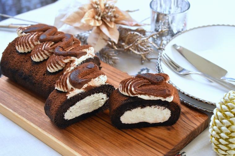 千円台で買えるクリスマスケーキ!? 成城石井「ティラミスロール」はチーズ×チョコの罪深い味の画像