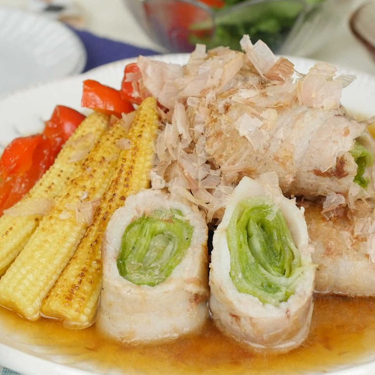 ななめにカットされて盛り付けられた肉巻きレタスと野菜の焼き浸し