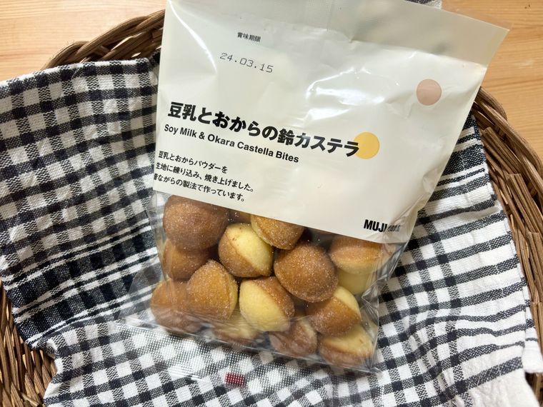 120円で販売中の無印良品のお菓子豆乳とおからの鈴カステラのパッケージ正面