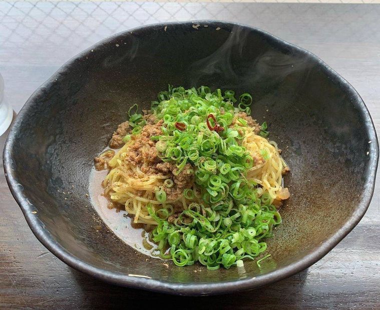 丼に盛られた広島汁なし担担麺