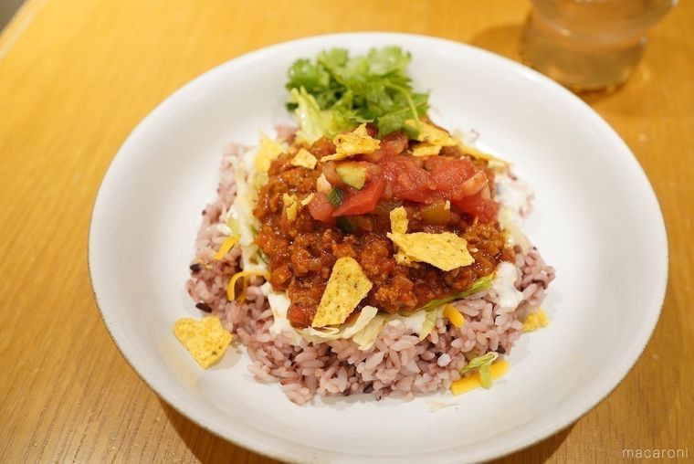 白い器に盛り付けられたマーファズタコライス