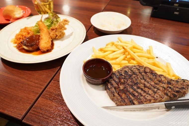 白いプレートに盛り付けられたステーキランチ