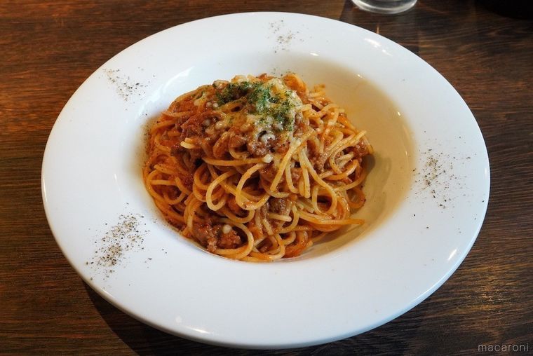 白い器に盛り付けられた阿波牛100ボロネーゼ