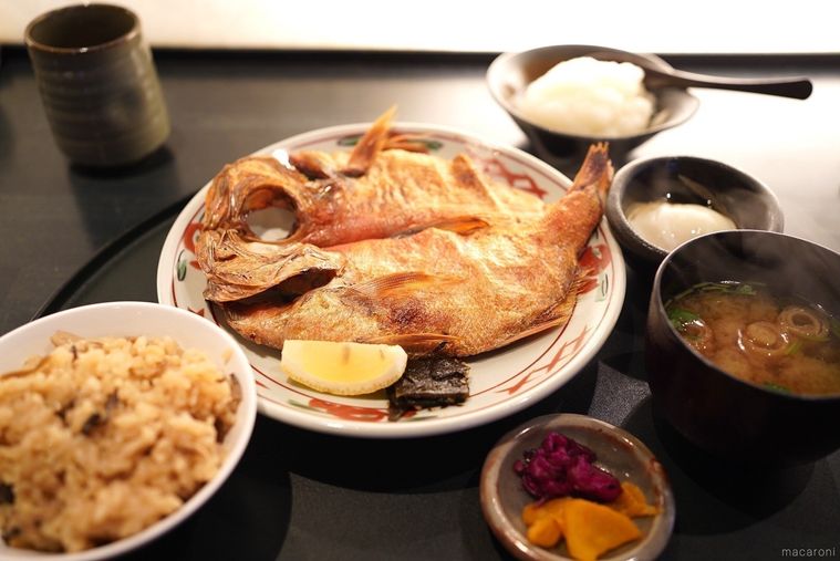 白い器に盛り付けられた金目鯛開き