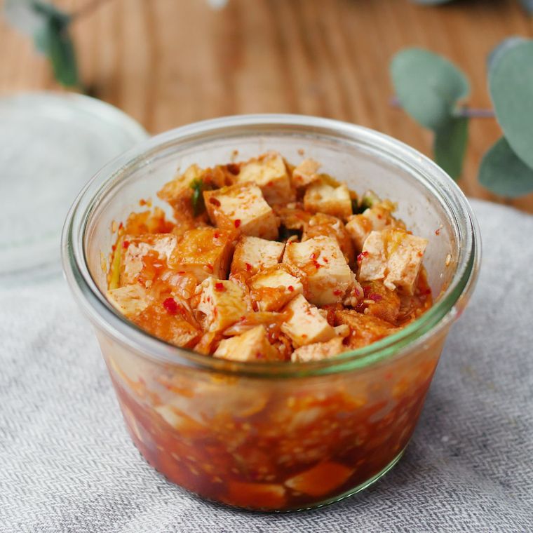 ガラス製の保存容器に入っている厚揚げのキムチ漬け