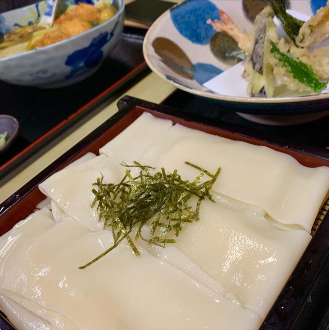 幅広きしめんと天ぷらがのっている