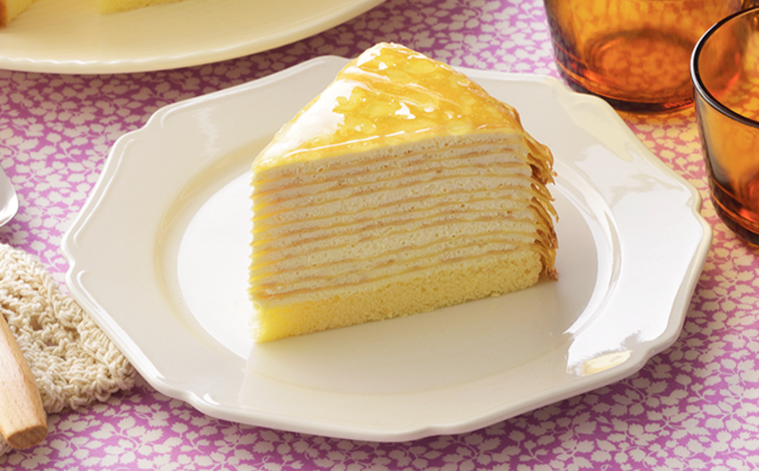 白い皿の上にミルクレープがのる