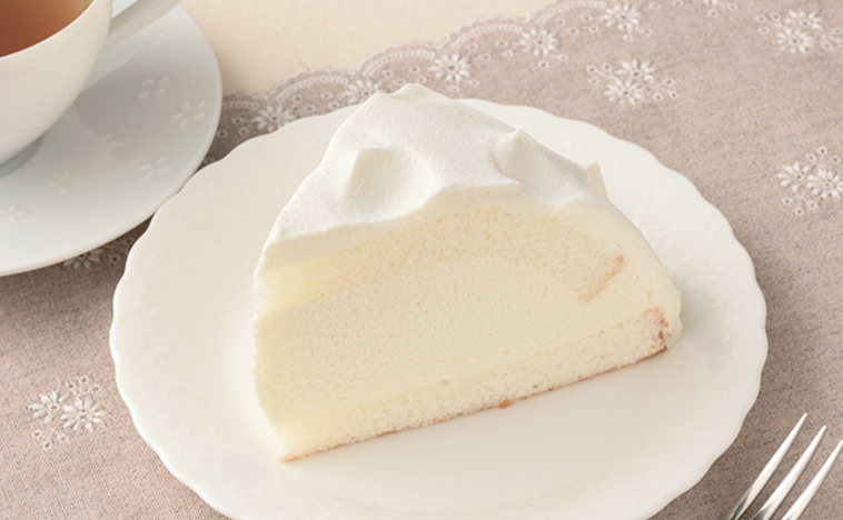 白い皿の上に北海道産5種のチーズを使ったこだわりレアチーズがある