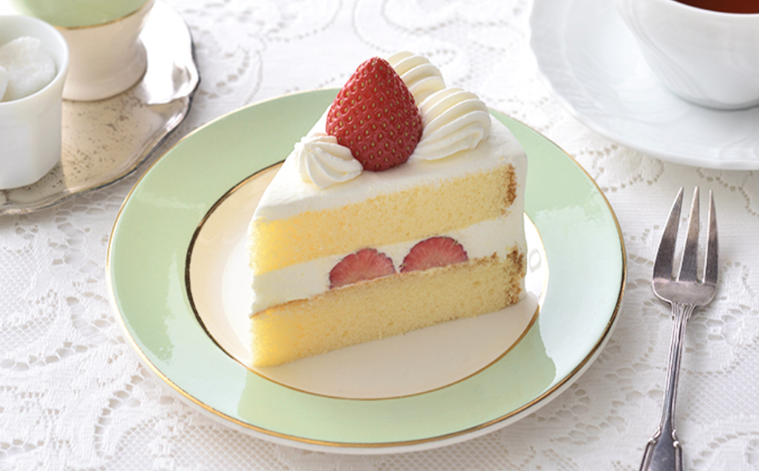 お皿の上に苺のショートケーキがのる