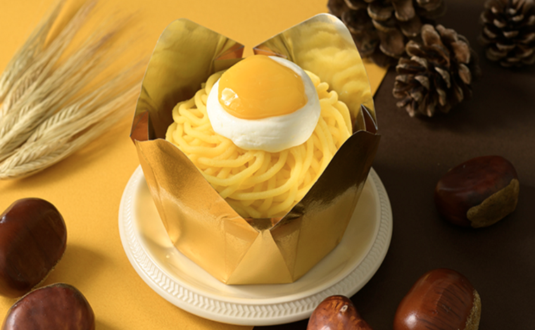 白い皿の上にモンブランがある