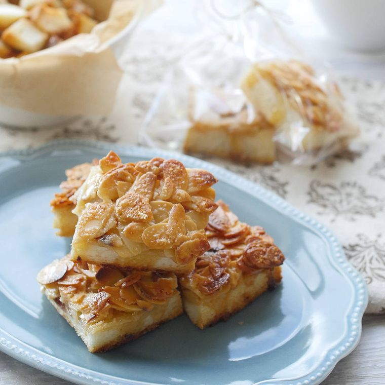 水色のお皿にカットされたアーモンドフロランタンが盛ってある様子