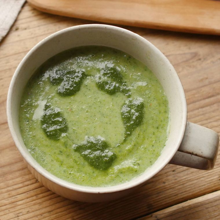 灰色のマグカップに春菊のポタージュが入っている様子