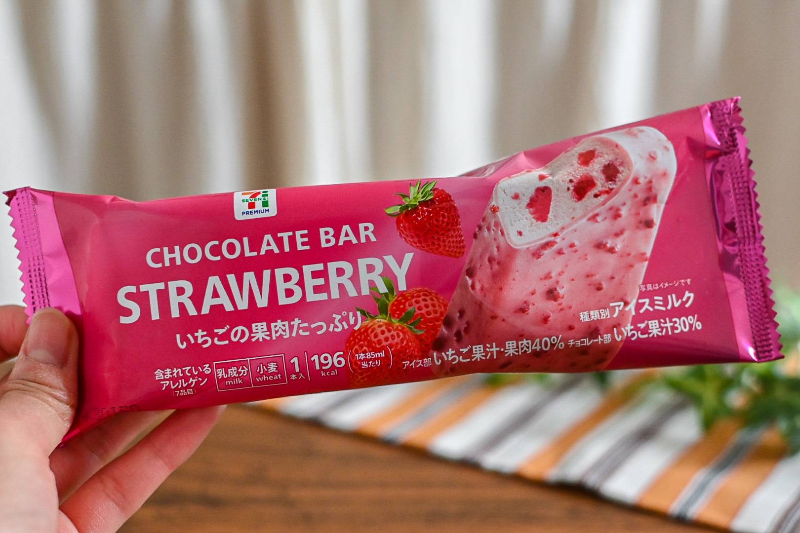 セブンの「ストロベリーチョコレートバー」が濃厚になって再登場！じゅわっと広がる果汁が贅沢【365日アイス女子】