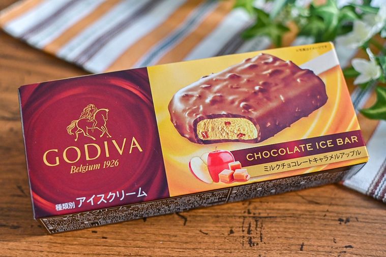 ローソン数量限定のGODIVA ミルクチョコレートキャラメルアップルバーのパッケージ