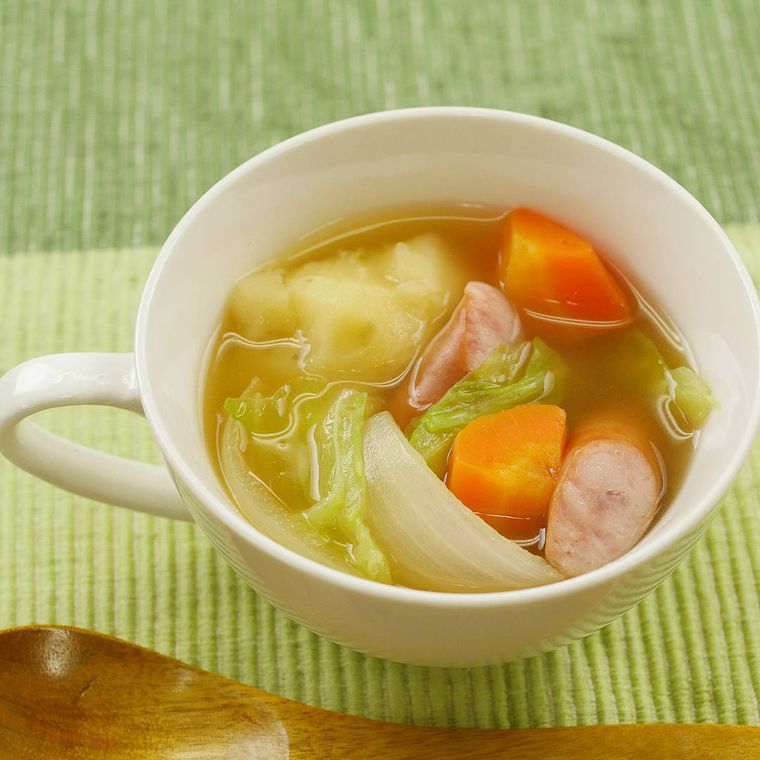 白いカップに入ったウインナーと野菜のコンソメスープ