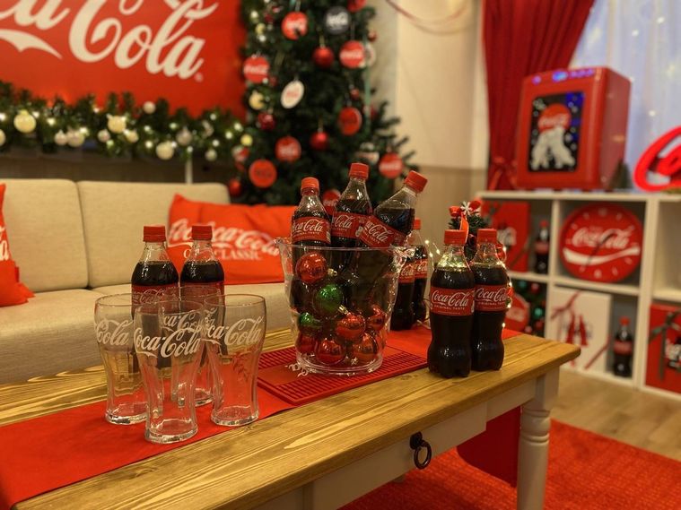 “コカ・コーラのある特別な食事”を仲間と楽しむクリパ専用ルームが登場!1日1組×6組限定の画像