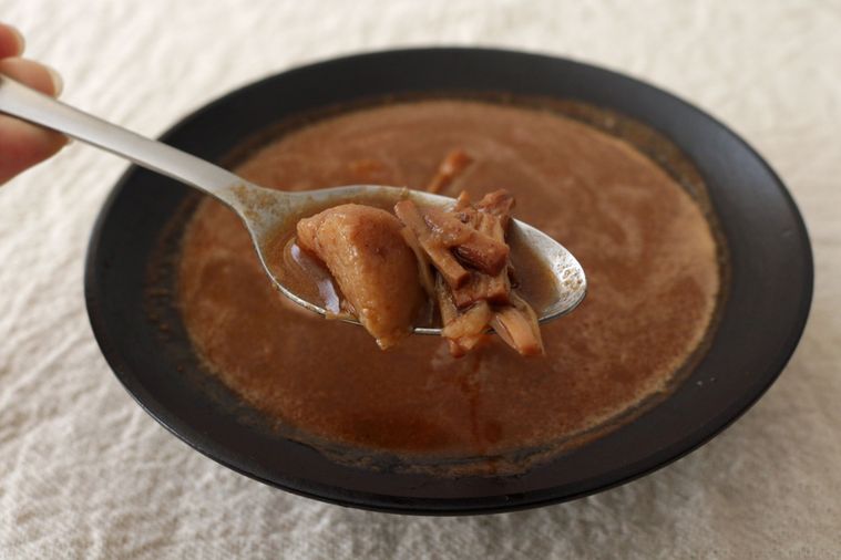 マニアはごはんと染み込ませて食べる「ほたてスープカレー」【一条もんこのカレーログ #13】の画像